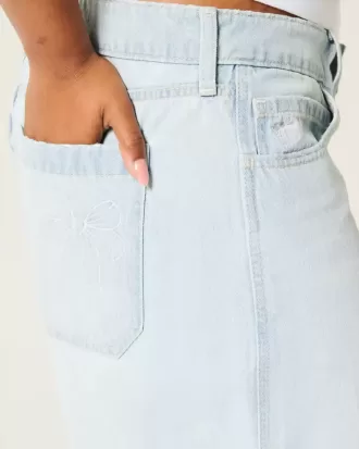 Tief sitzende Baggy-Jeans mit heller Waschung und Schleifengrafik