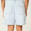 Tief sitzende Baggy-Jeans mit heller Waschung und Schleifengrafik