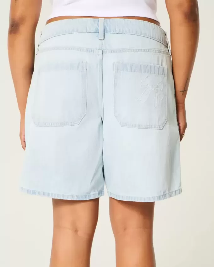 Tief sitzende Baggy-Jeans mit heller Waschung und Schleifengrafik