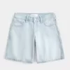 Tief sitzende Baggy-Jeans mit heller Waschung und Schleifengrafik