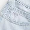 Tief sitzende Baggy-Jeans mit heller Waschung und Schleifengrafik