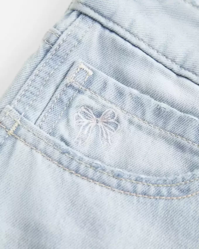 Tief sitzende Baggy-Jeans mit heller Waschung und Schleifengrafik