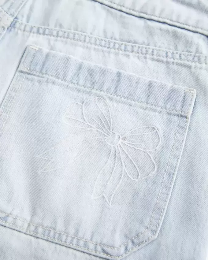 Tief sitzende Baggy-Jeans mit heller Waschung und Schleifengrafik