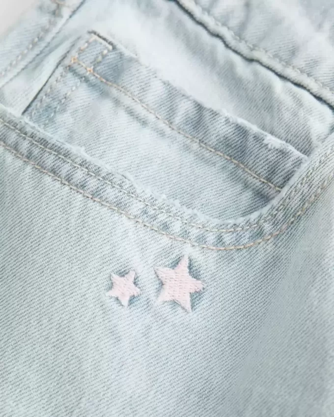 Tief sitzende Baggy-Jeans mit heller Waschung und Sternstickerei