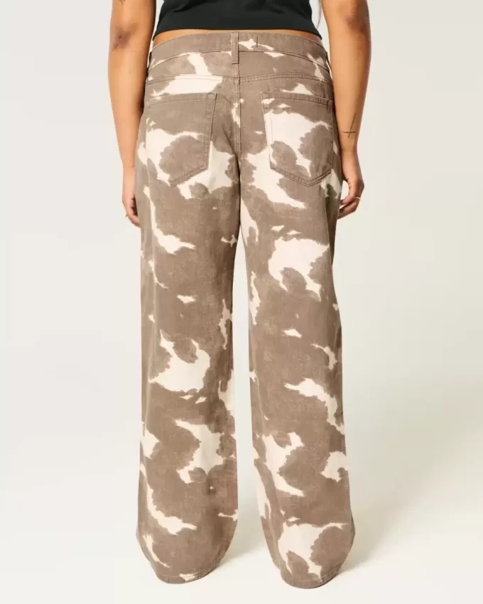Tief sitzende Baggy-Jeans mit Kuh-Print Tief sitzende Baggy-Jeans mit Kuh-Print