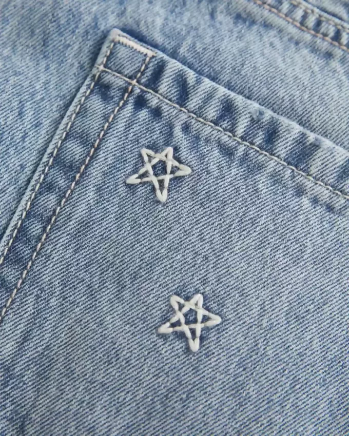 Tief sitzender Mini-Jeansrock mit Sternstickerei