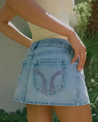 Tief sitzender Mini-Skort aus rosa besticktem Denim in heller Waschung