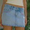 Tief sitzender Mini-Skort aus rosa besticktem Denim in heller Waschung