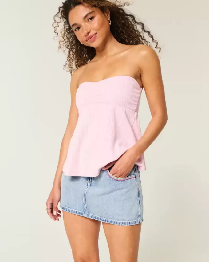 Tief sitzender Mini-Skort aus rosa besticktem Denim in heller Waschung