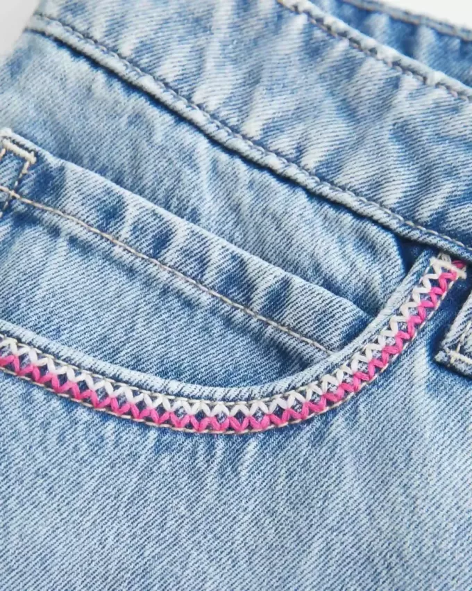 Tief sitzender Mini-Skort aus rosa besticktem Denim in heller Waschung