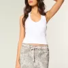 Tief sitzender Mini-Skort mit rosa Schnürsenkeln und Camouflage-Muster