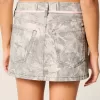 Tief sitzender Mini-Skort mit rosa Schnürsenkeln und Camouflage-Muster