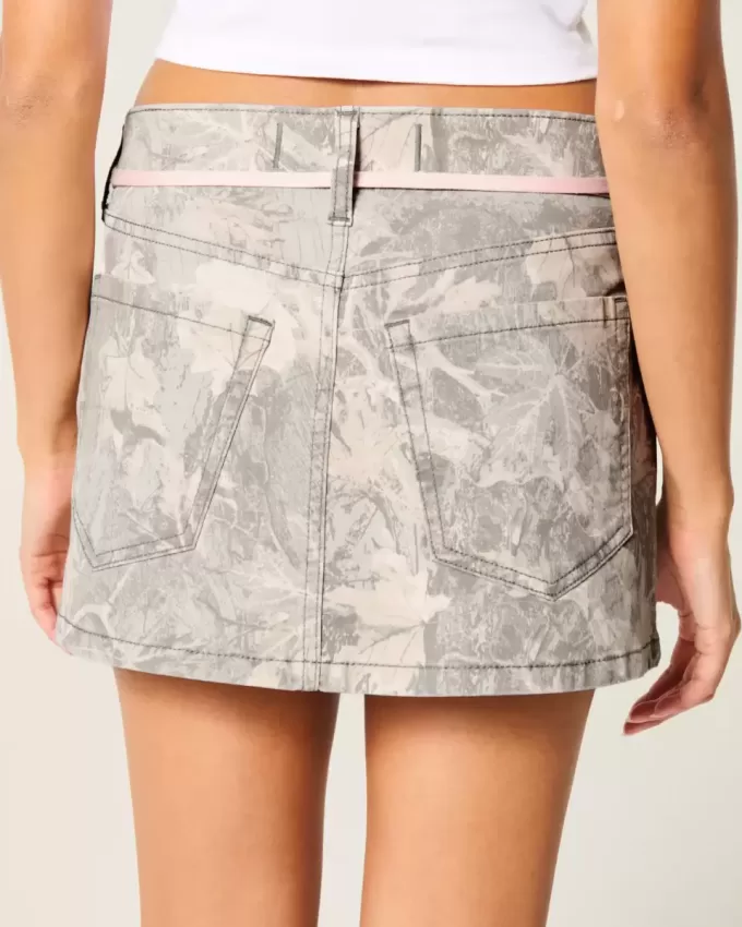 Tief sitzender Mini-Skort mit rosa Schnürsenkeln und Camouflage-Muster