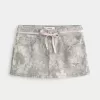 Tief sitzender Mini-Skort mit rosa Schnürsenkeln und Camouflage-Muster