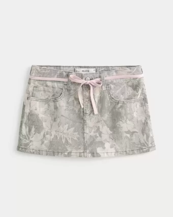 Tief sitzender Mini-Skort mit rosa Schnürsenkeln und Camouflage-Muster