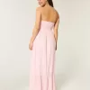 Trägerloses Maxikleid im Häkel-Stil-Mix
