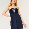 Trägerloses Minikleid im Häkel-Mix
