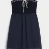 Trägerloses Minikleid im Häkel-Mix