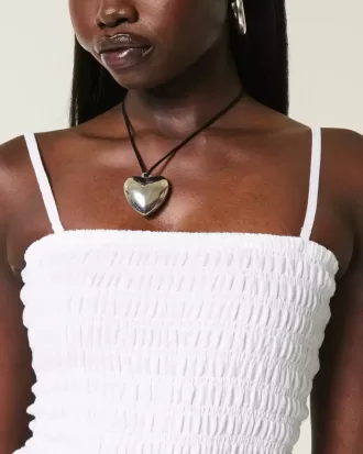 Trägerloses Minikleid mit gesmoktem Oberteil