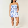 Trägerloses Minikleid mit gesmoktem Oberteil