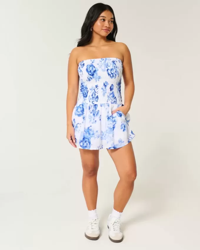 Trägerloses Minikleid mit gesmoktem Oberteil