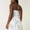 Trägerloses Minikleid mit gesmoktem Oberteil