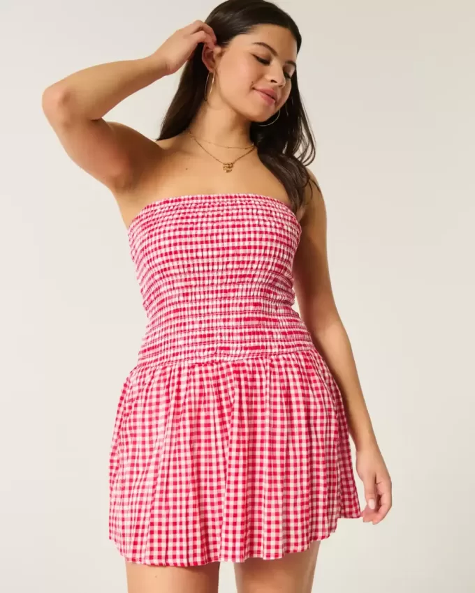 Trägerloses Minikleid mit gesmoktem Oberteil