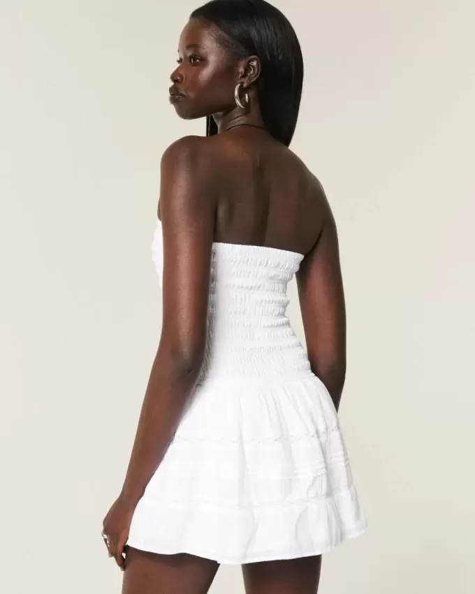 Trägerloses Minikleid mit gesmoktem Oberteil