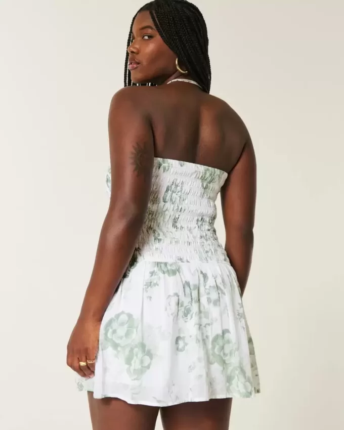 Trägerloses Minikleid mit gesmoktem Oberteil