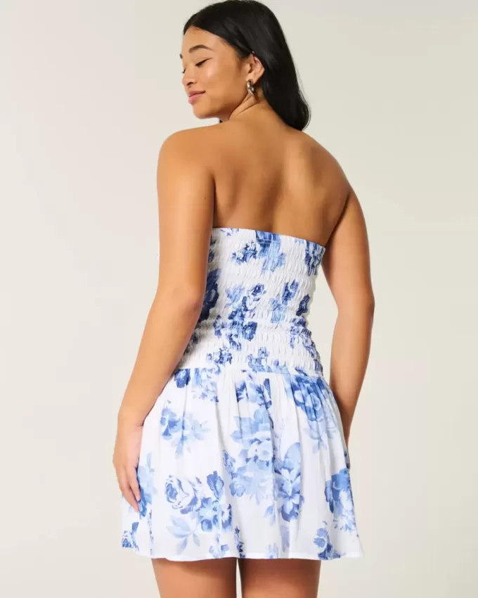 Trägerloses Minikleid mit gesmoktem Oberteil