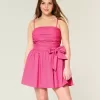 Trägerloses Minikleid mit Schleife