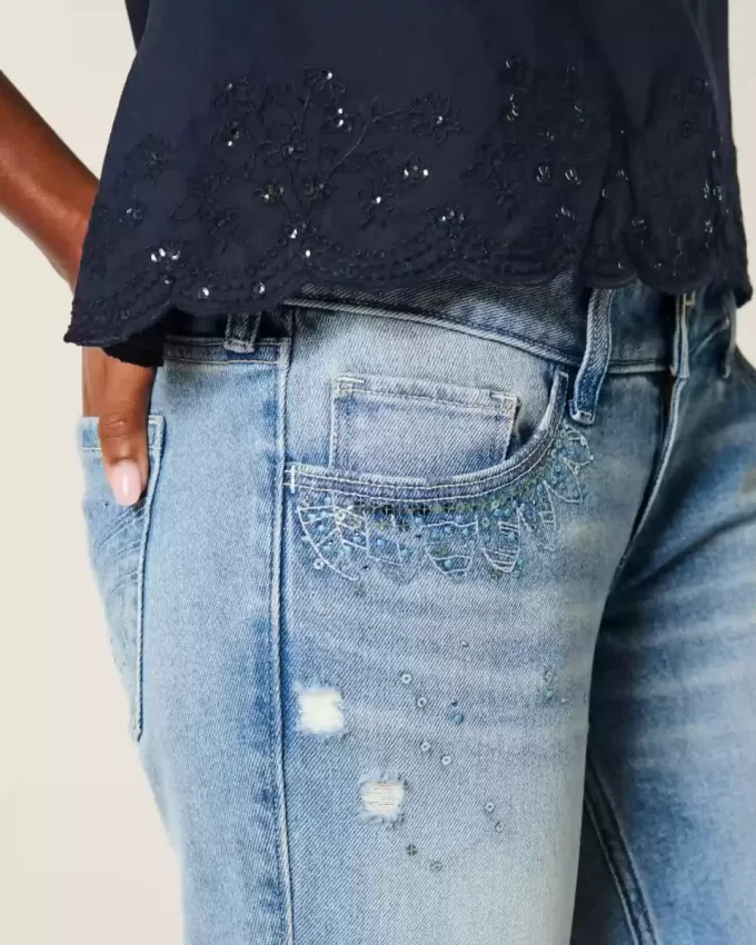 Ultra Low-Rise Distressed Light Wash Flare Jeans mit Pailletten