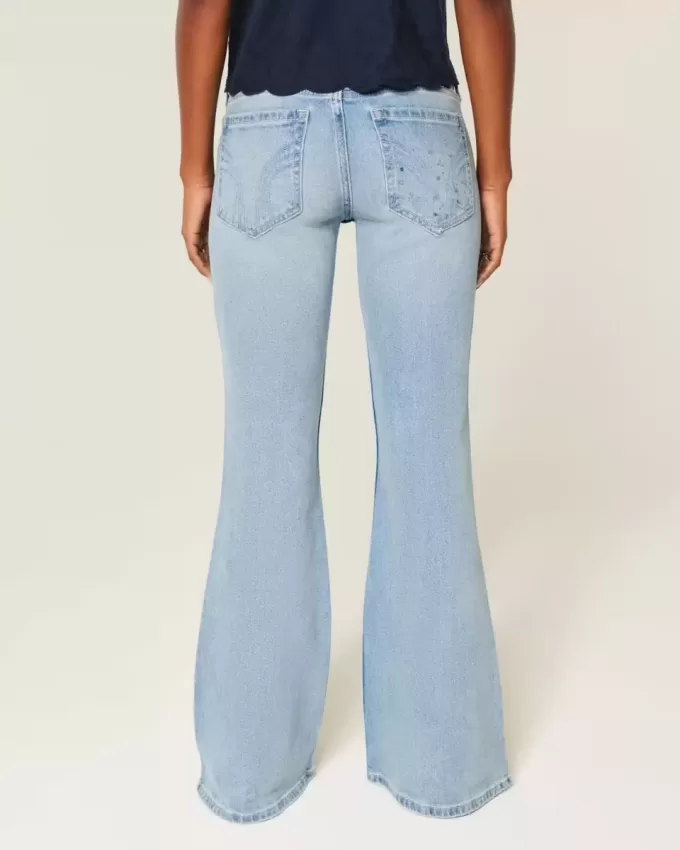 Ultra Low-Rise Distressed Light Wash Flare Jeans mit Pailletten