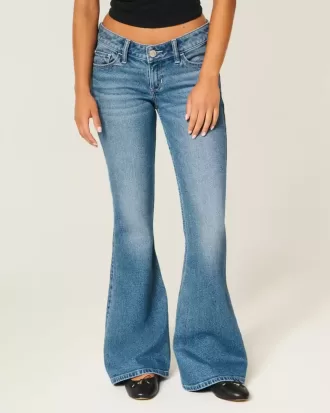Ultra Low-Rise Flare Jeans mit mittlerer Waschung