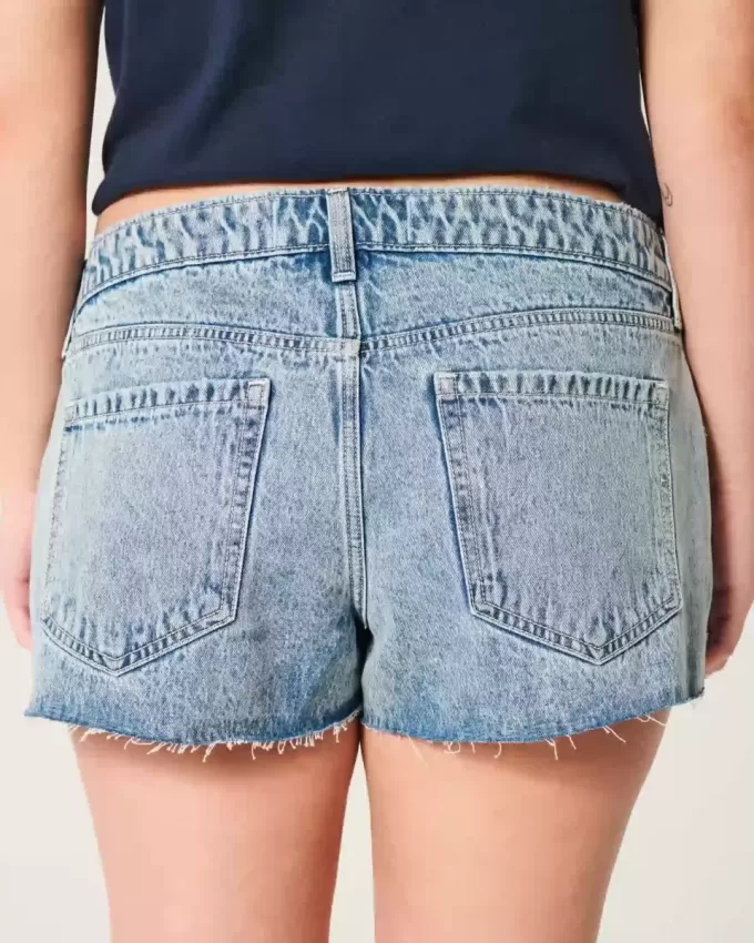 Ultra Low Rise Mini-Jeansshorts in heller Waschung Ultra Low Rise Mini-Jeansshorts in heller Waschung