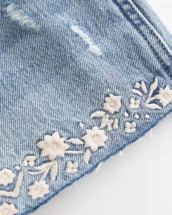Ultra Low Rise Mini-Jeansshorts mit Stickerei
