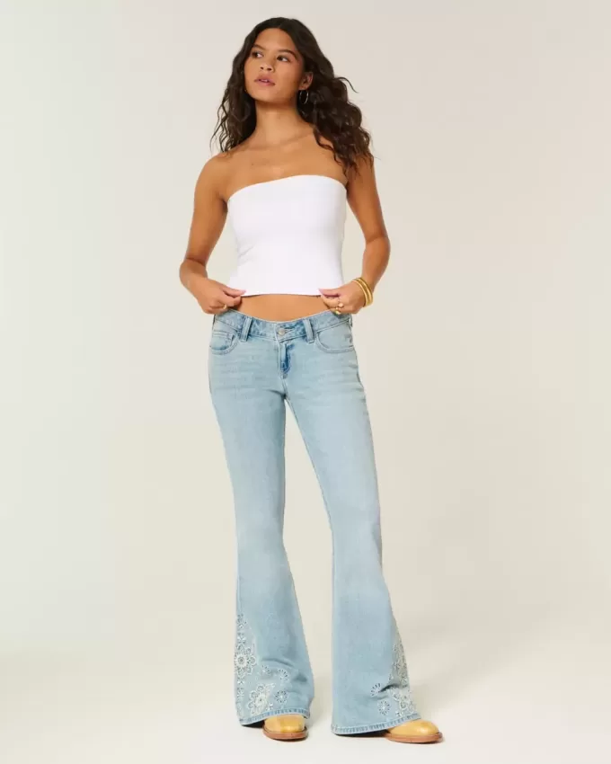 Ultra Low Rise Schlagjeans mit heller Waschung und Blumenstickerei Ultra Low Rise Schlagjeans mit heller Waschung und Blumenstickerei