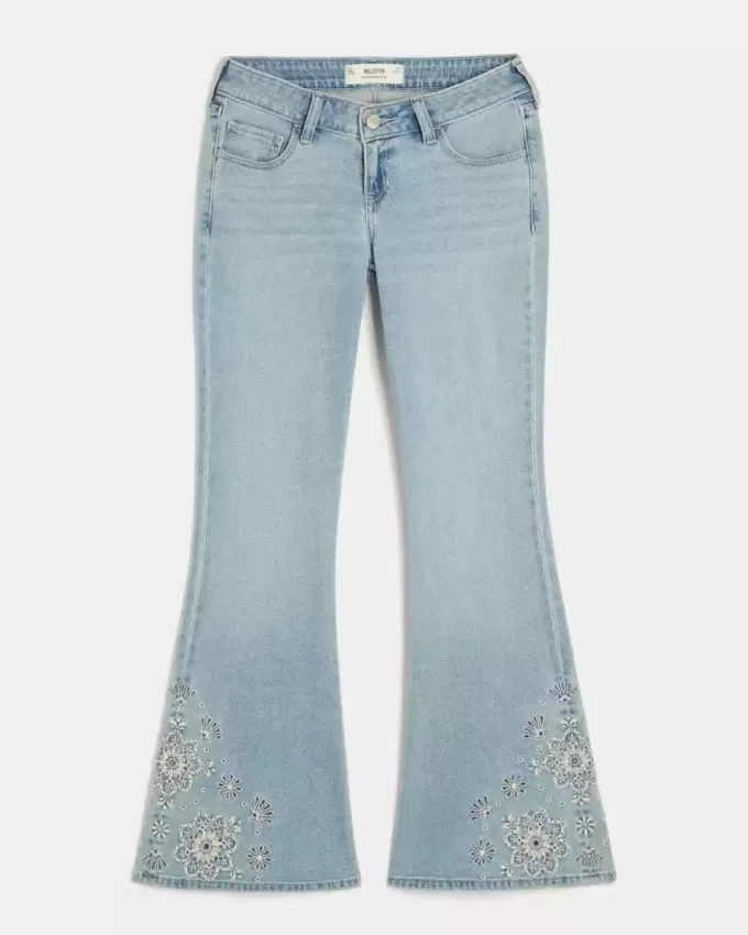 Ultra Low Rise Schlagjeans mit heller Waschung und Blumenstickerei Ultra Low Rise Schlagjeans mit heller Waschung und Blumenstickerei