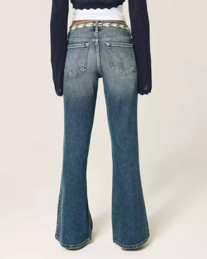 Ultra Low-Rise Schlagjeans mit mittlerer Waschung und Stickerei