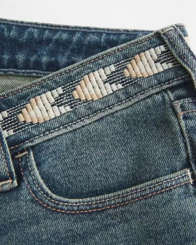 Ultra Low-Rise Schlagjeans mit mittlerer Waschung und Stickerei