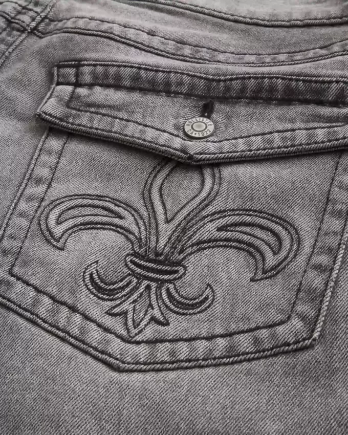Verwaschene schwarze bestickte Baggy-Bootcut-Jeans