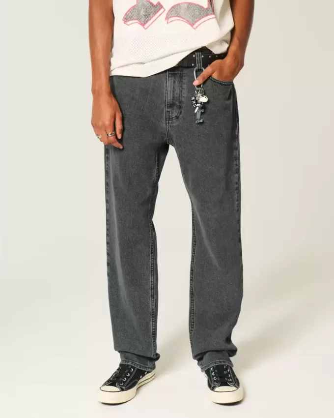 Verwaschene schwarze, lockere Jeans