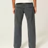 Verwaschene schwarze, lockere Jeans
