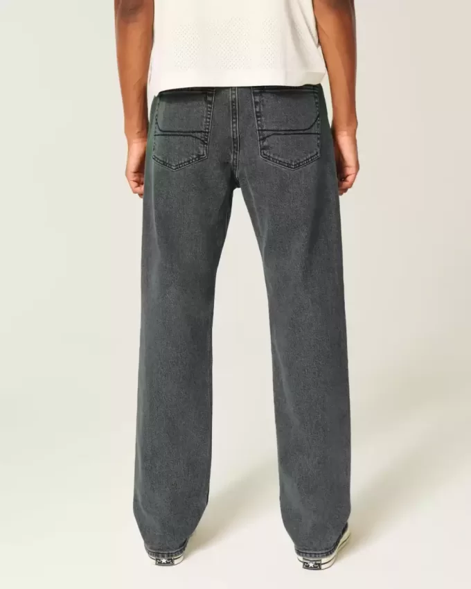 Verwaschene schwarze, lockere Jeans