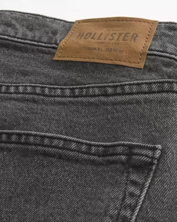 Verwaschene schwarze, lockere Jeans