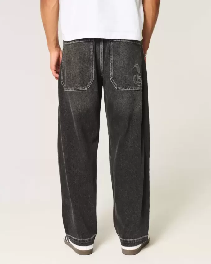 Verwaschene schwarze Skater-Baggy-Jeans mit Schlangenstickerei
