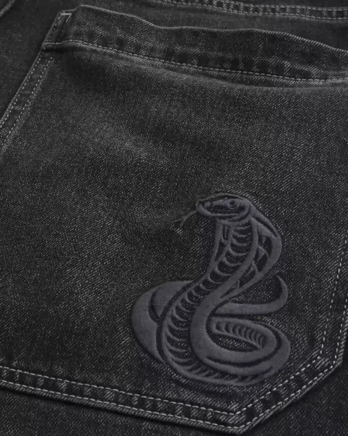 Verwaschene schwarze Skater-Baggy-Jeans mit Schlangenstickerei