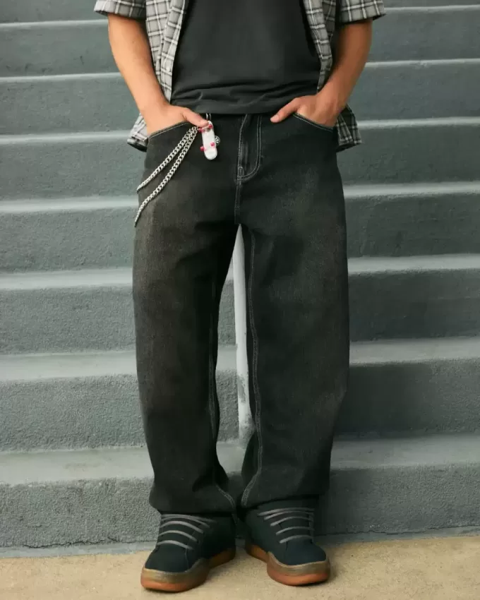Verwaschene schwarze Skater-Baggy-Jeans mit Schlangenstickerei