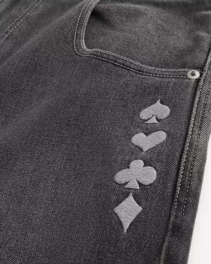Verwaschene schwarze Skater-Baggy-Jeans mit Spielkarten-Joker-Grafik
