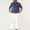 Weiße, sportliche Röhrenjeans